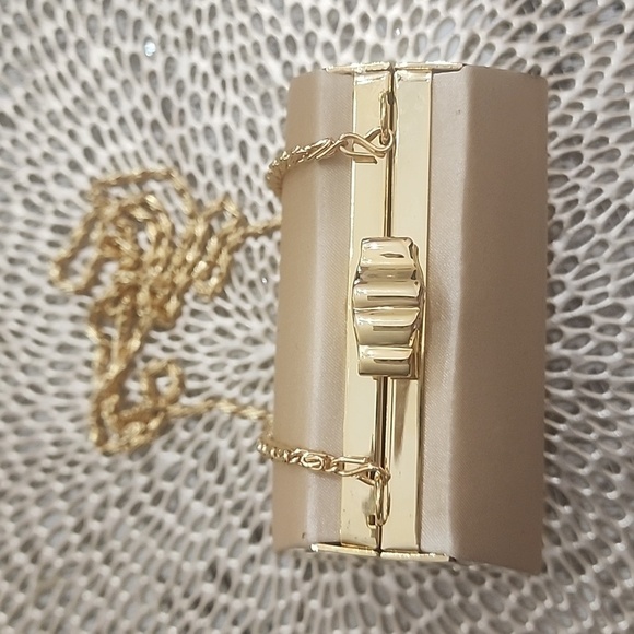 Mini gold satin, Jessica MC clintock evening purse with diamond ,and gold chain - Picture 5 of 8